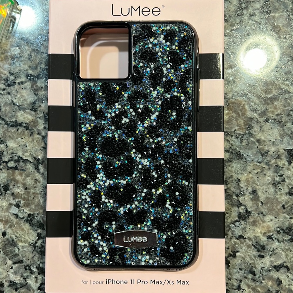 iPhone 11 Pro Max/Xs Max phone case gently used.. I LOVE Case-Mate